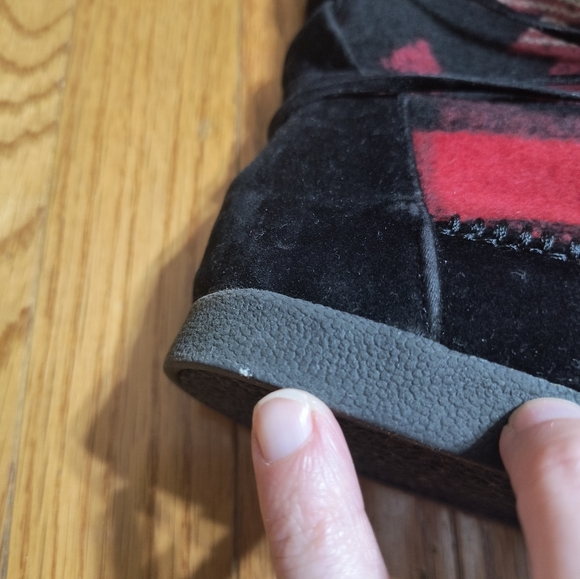 Madden Girl plaid tribal mocassin boots, women's size 8, red, black, gray, tan - Picture 8 of 12